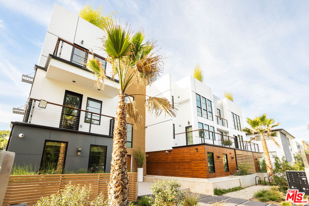 547 N Sweetzer Ave Unit: 102