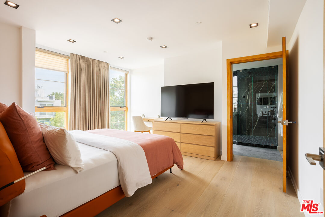 547 N Sweetzer Ave Unit: 102