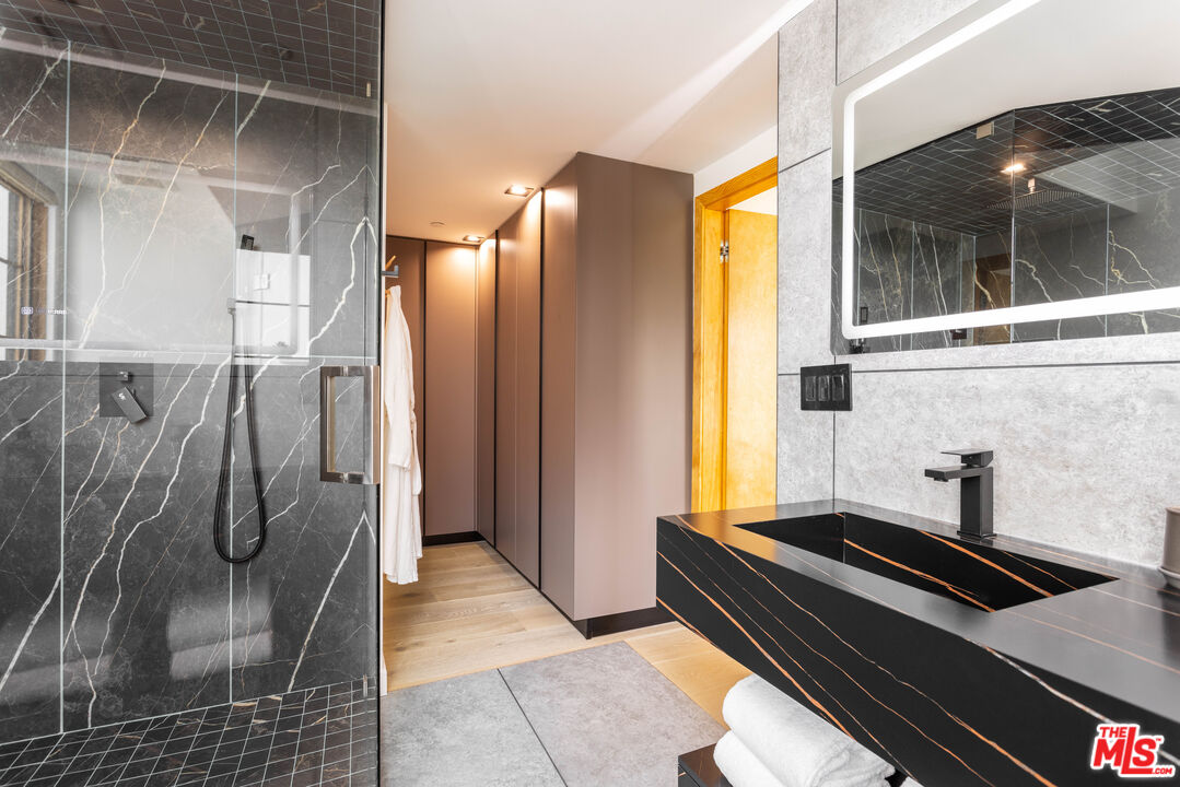 547 N Sweetzer Ave Unit: 102