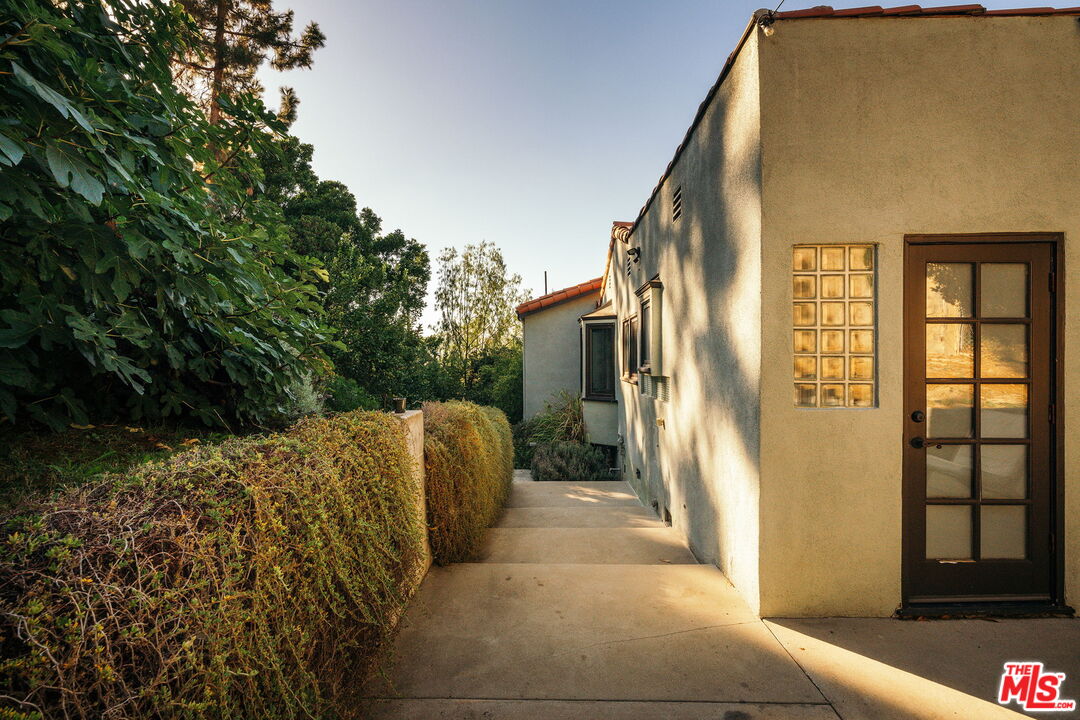 816 Hyperion Ave