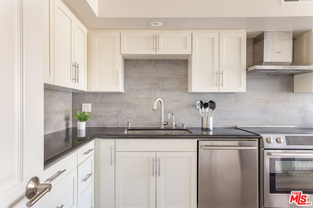 818 N Doheny Dr Unit: 607