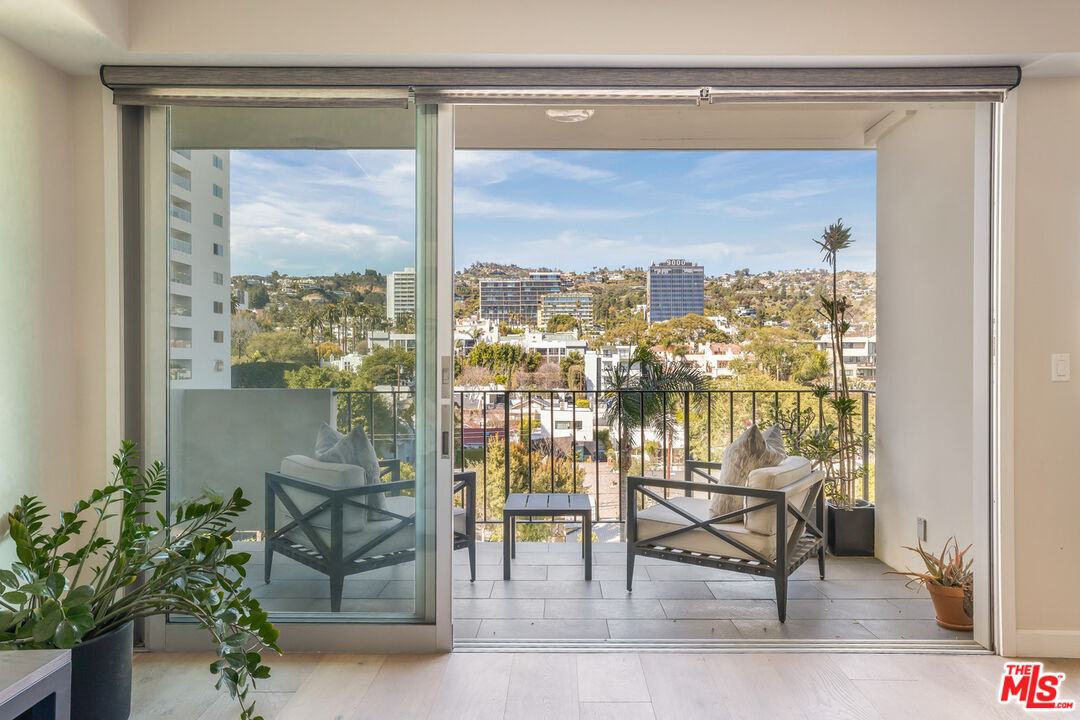 818 N Doheny Dr Unit: 607