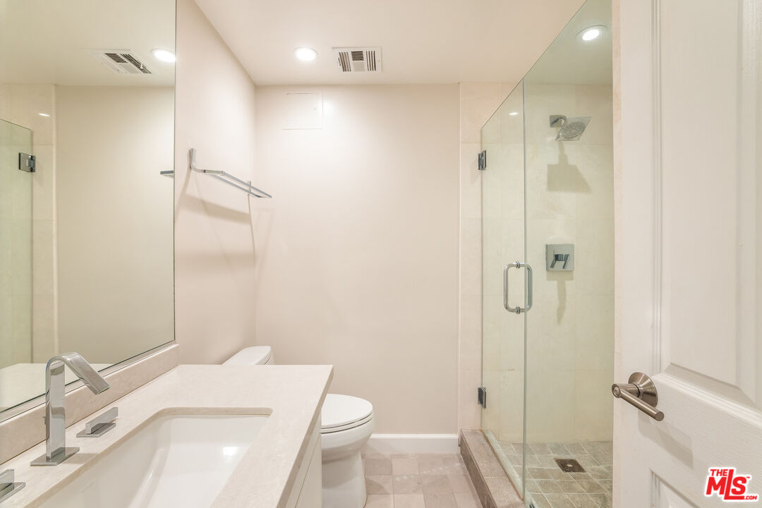 818 N Doheny Dr Unit: 607