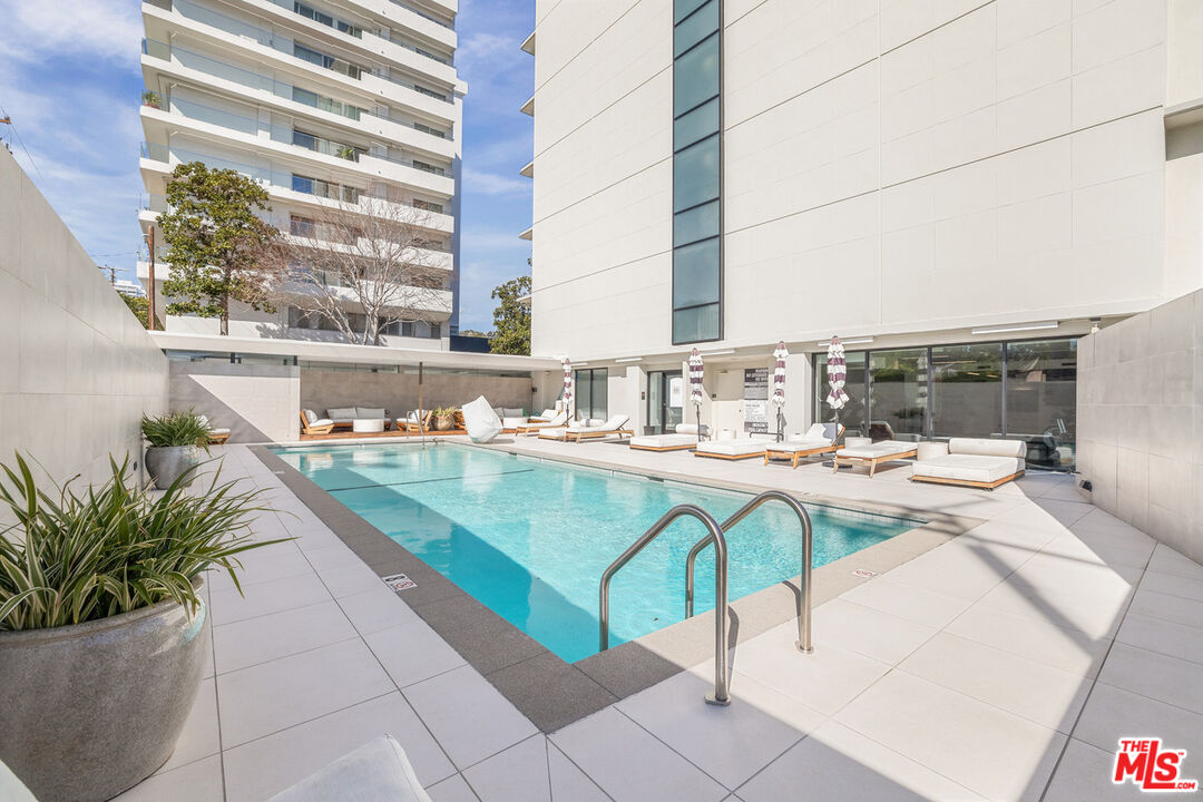 818 N Doheny Dr Unit: 607