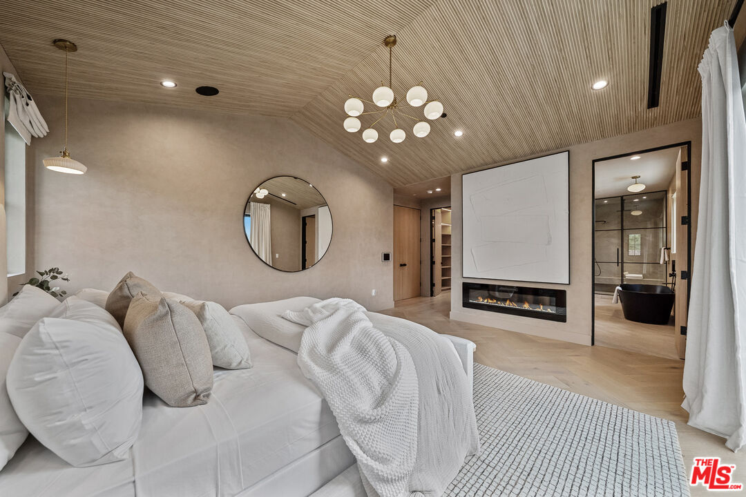 11317 Valley Spring Ln