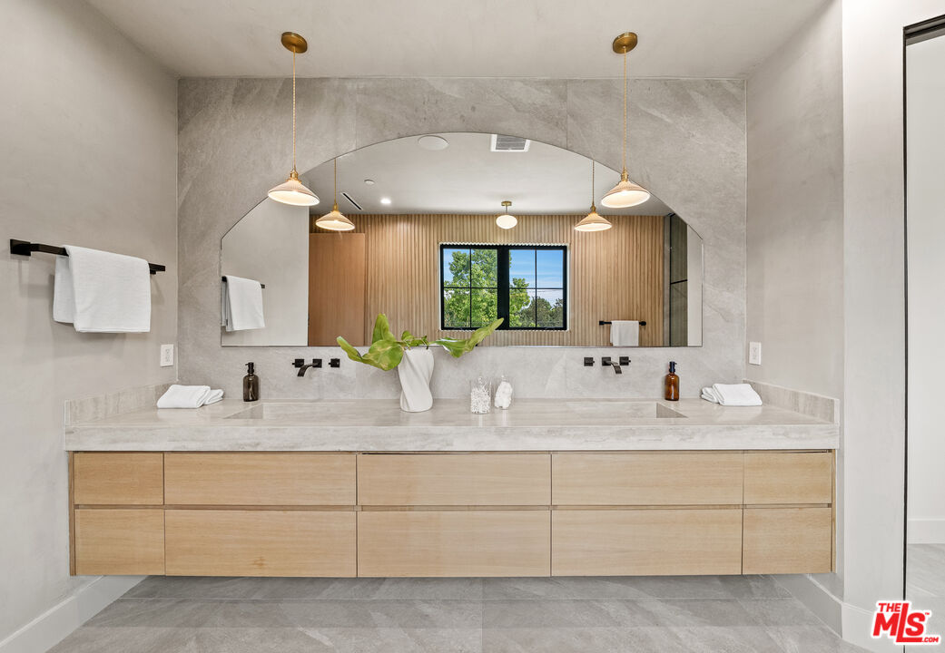 11317 Valley Spring Ln