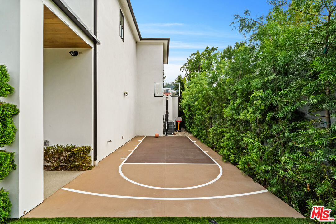 11317 Valley Spring Ln