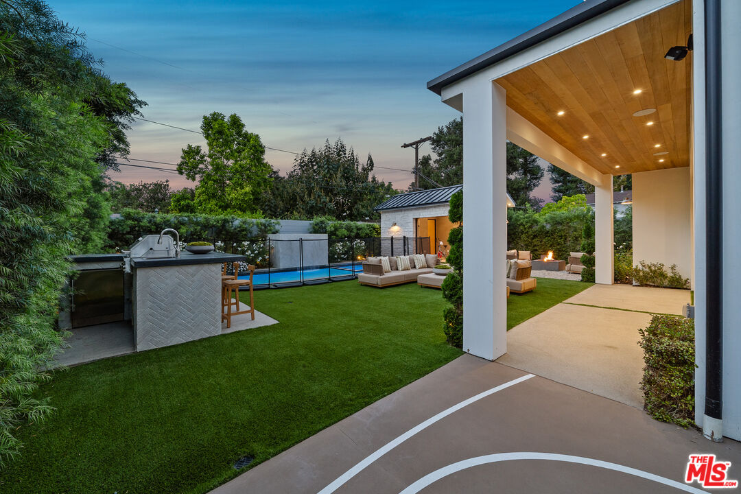 11317 Valley Spring Ln