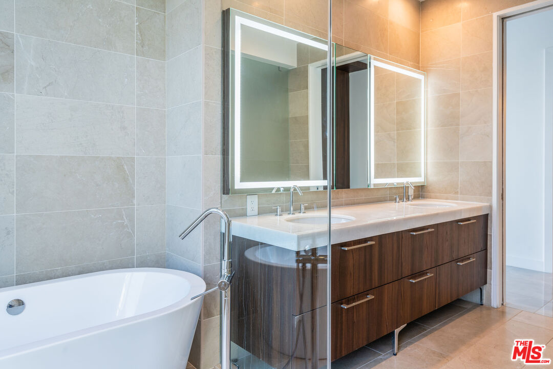 1201 S Hope St Unit: PH 1