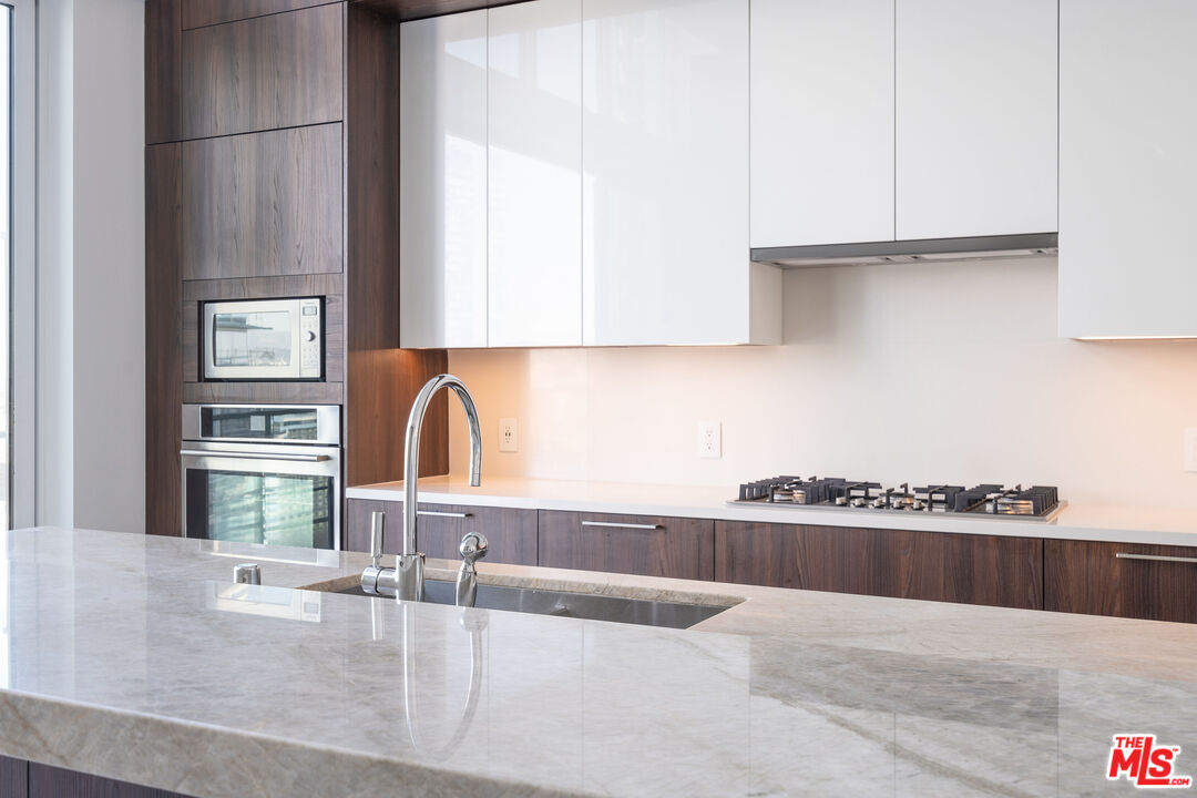 1201 S Hope St Unit: PH 1