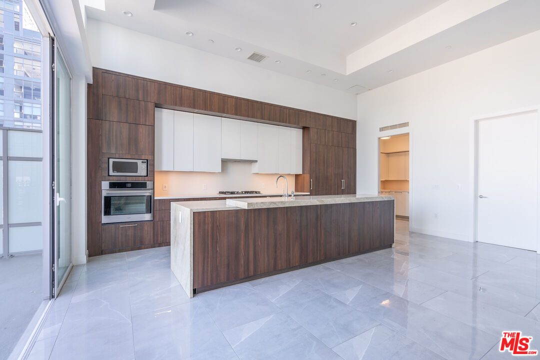 1201 S Hope St Unit: PH 1