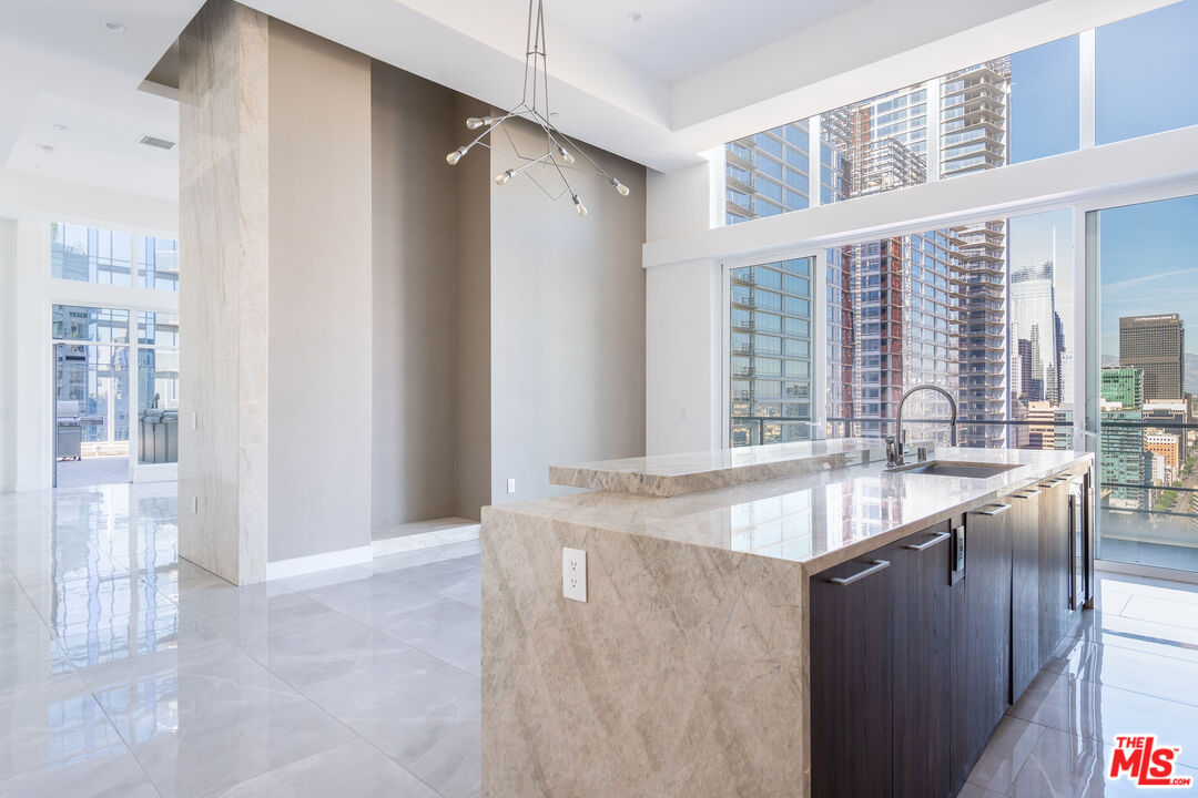 1201 S Hope St Unit: PH 1