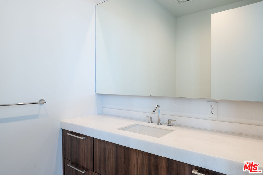 1201 S Hope St Unit: PH 1