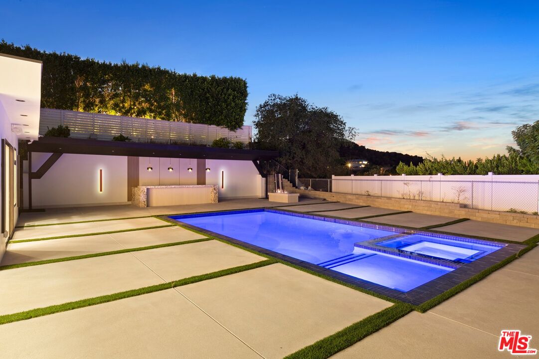 16851 Encino Hills Dr