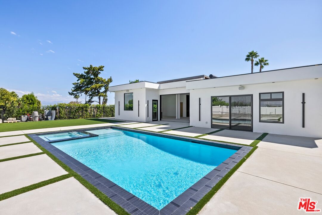 16851 Encino Hills Dr