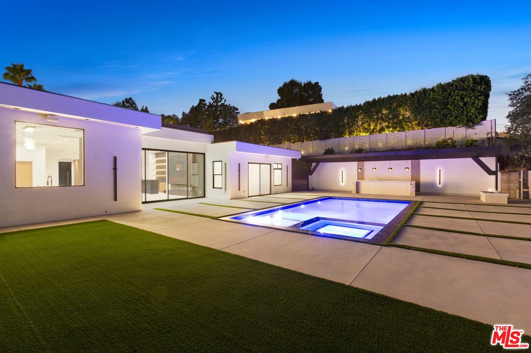 16851 Encino Hills Dr