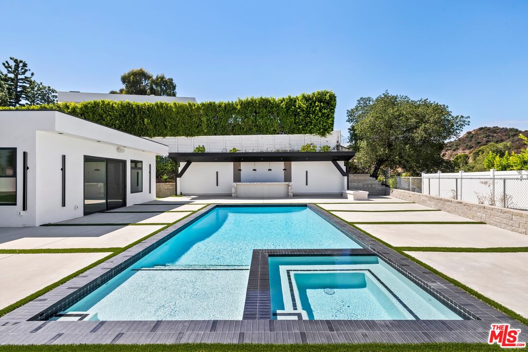 16851 Encino Hills Dr