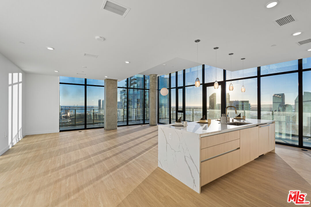 675 Ninth Ave Unit: 2102