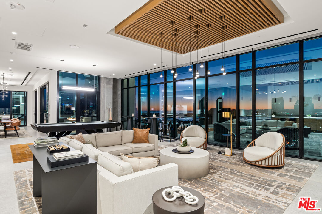 675 Ninth Ave Unit: 2102