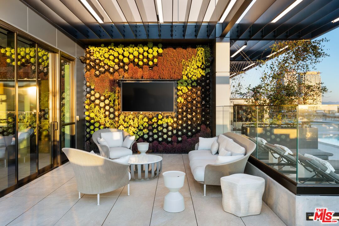 675 Ninth Ave Unit: 2102