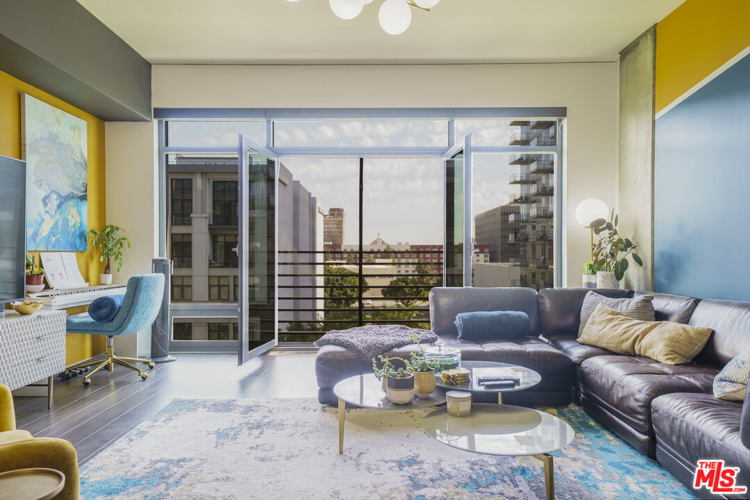 1111 S Grand Ave Unit: 716