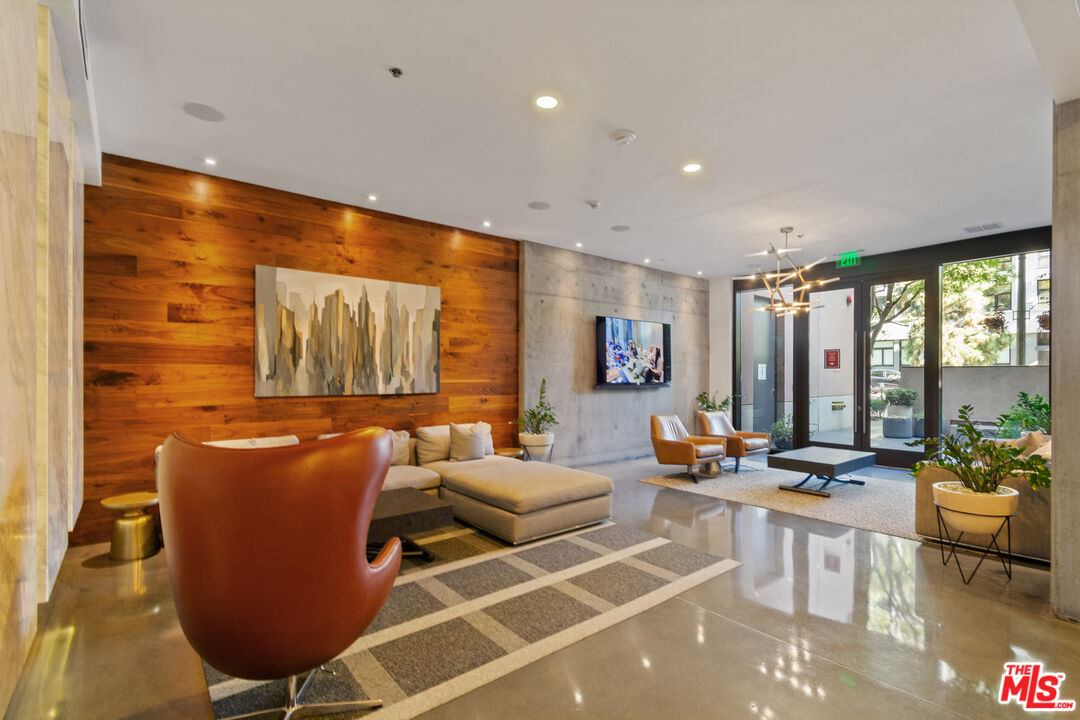 1111 S Grand Ave Unit: 716