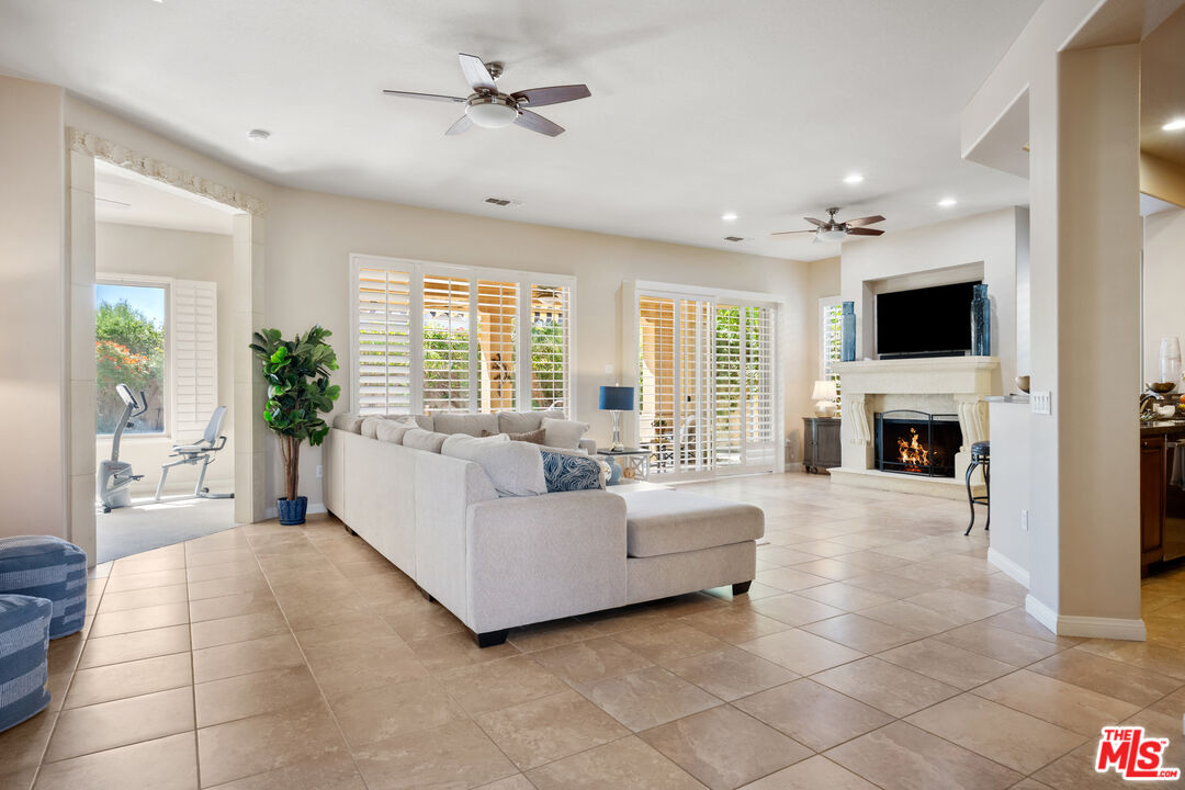 81765 Avenida Sombra