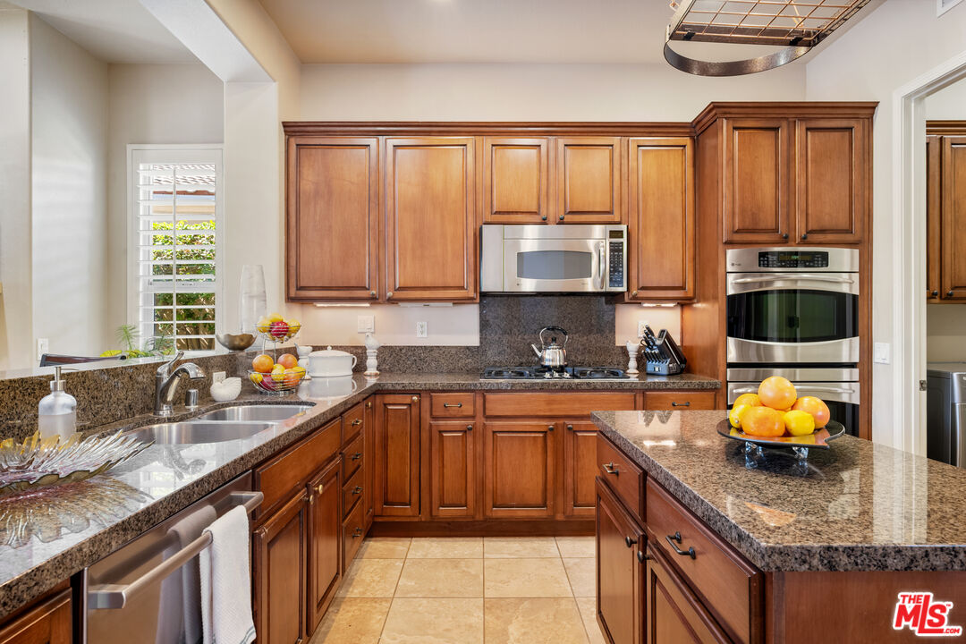 81765 Avenida Sombra