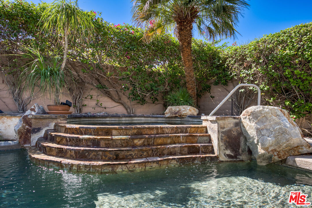 81765 Avenida Sombra