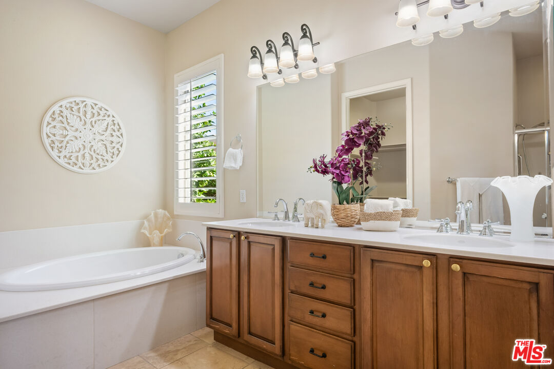 81765 Avenida Sombra