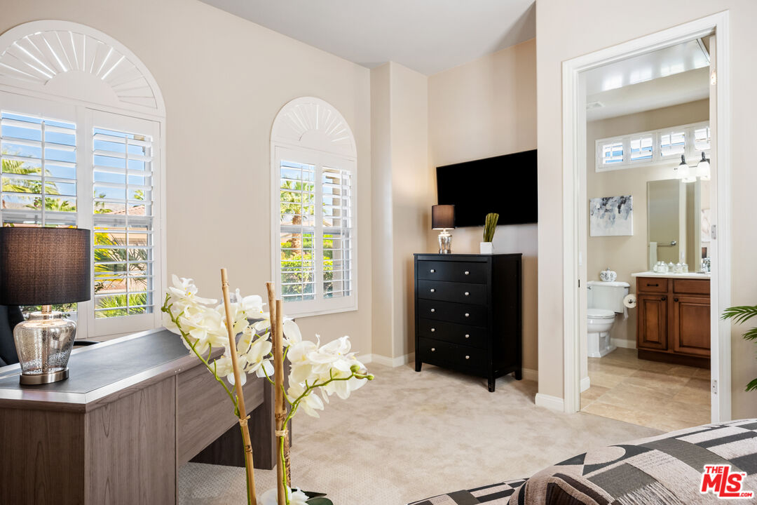 81765 Avenida Sombra