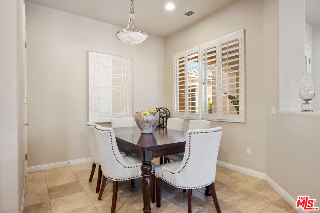 81765 Avenida Sombra