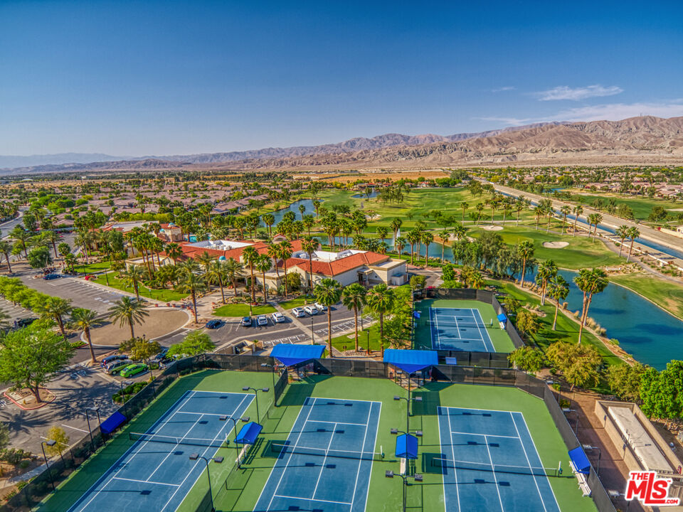 81765 Avenida Sombra