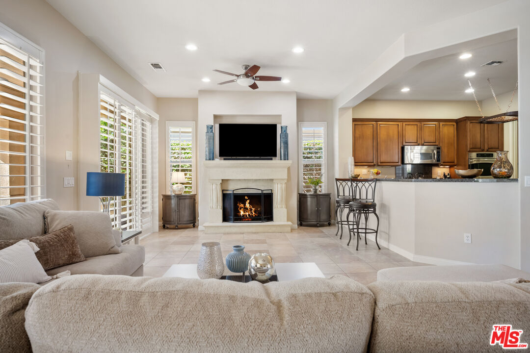 81765 Avenida Sombra