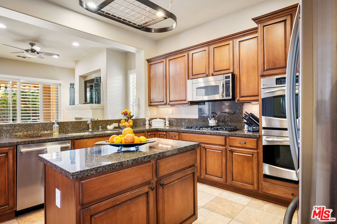 81765 Avenida Sombra