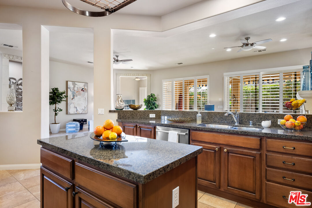 81765 Avenida Sombra