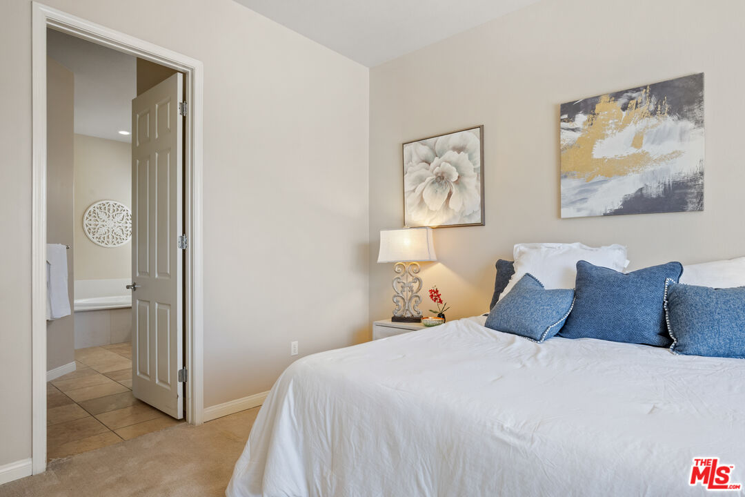 81765 Avenida Sombra