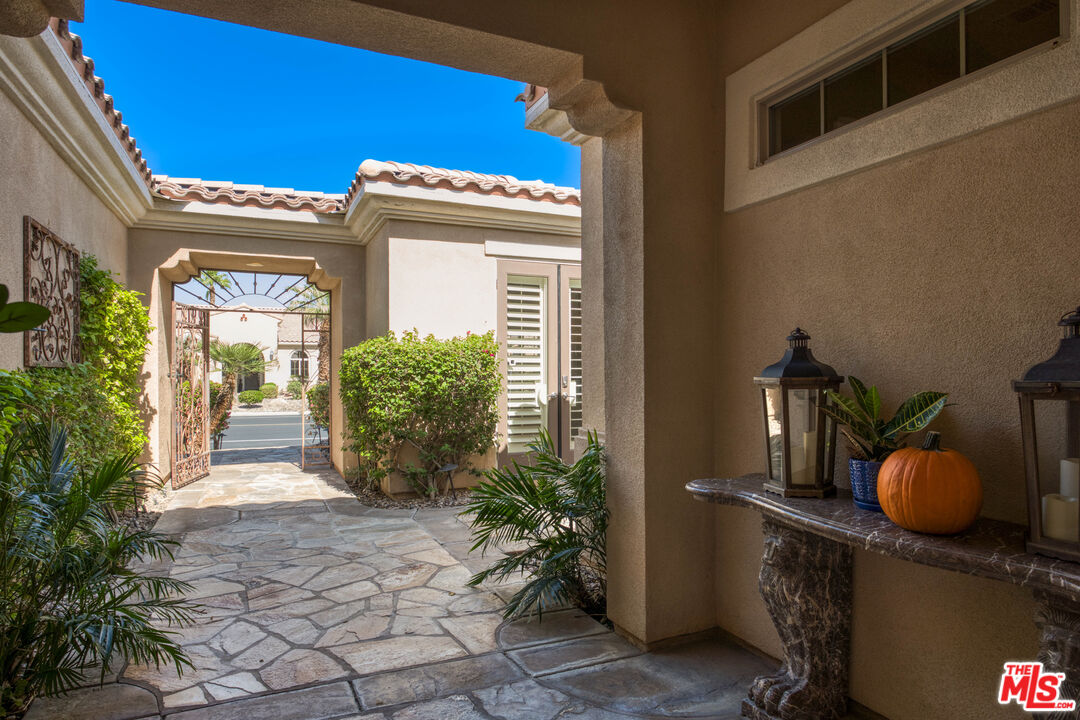 81765 Avenida Sombra