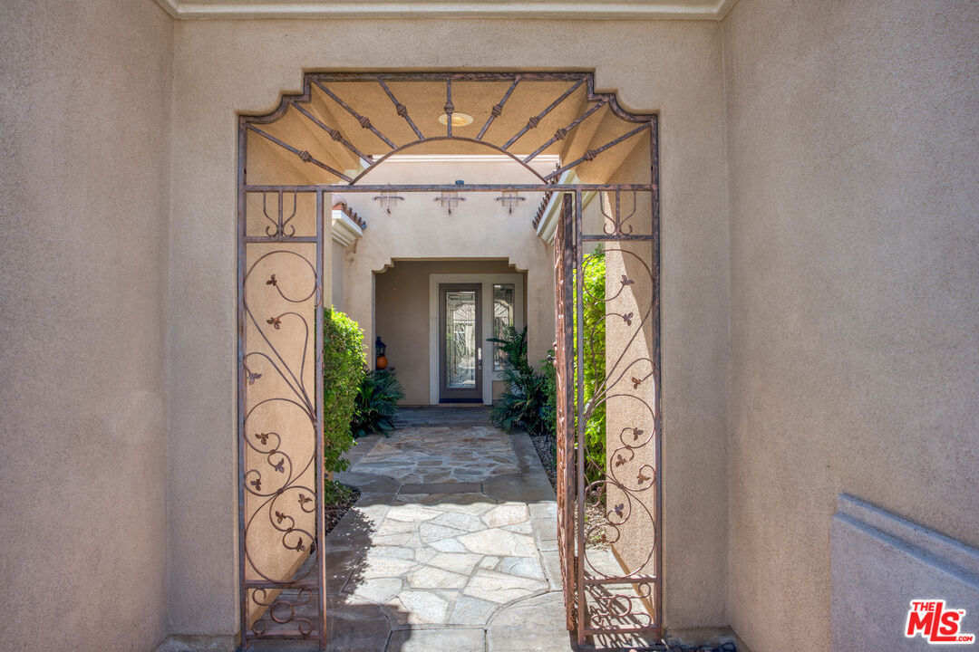 81765 Avenida Sombra