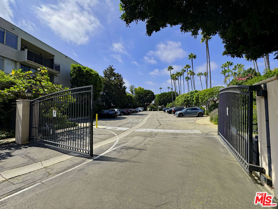 289 S Barrington Ave Unit: A106