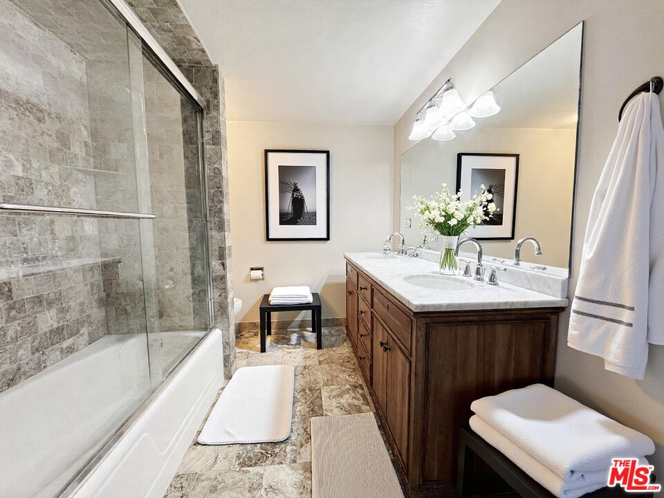 289 S Barrington Ave Unit: A106