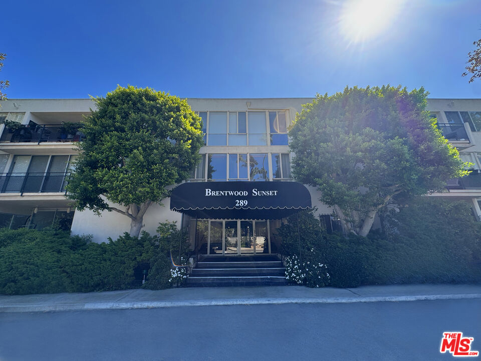 289 S Barrington Ave Unit: A106