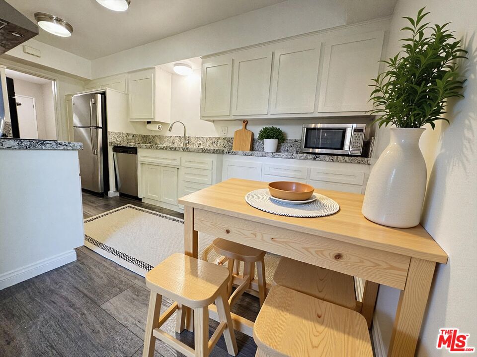 289 S Barrington Ave Unit: A106