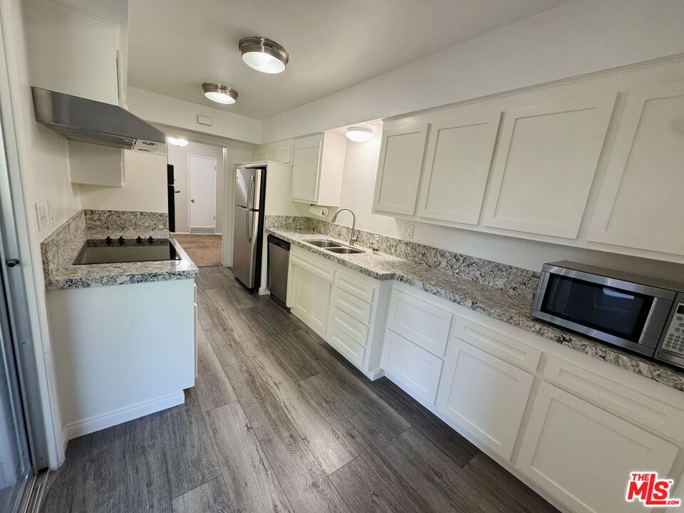 289 S Barrington Ave Unit: A106