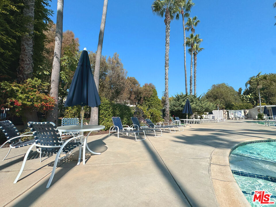 289 S Barrington Ave Unit: A106