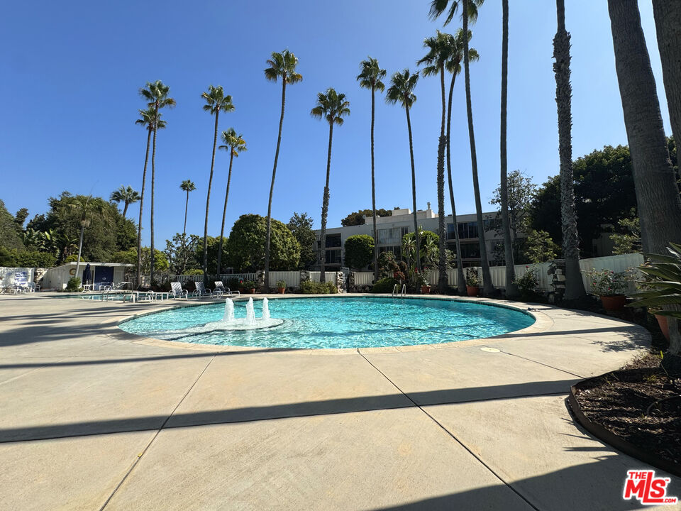 289 S Barrington Ave Unit: A106