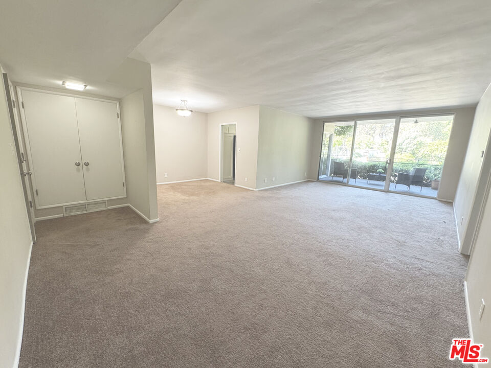 289 S Barrington Ave Unit: A106