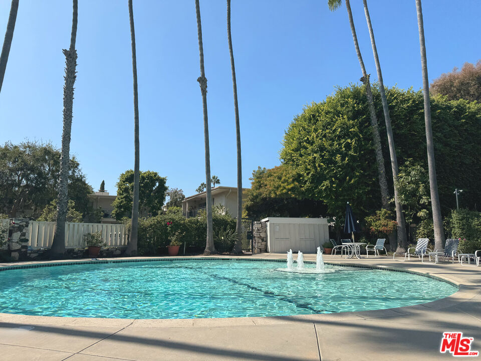 289 S Barrington Ave Unit: A106