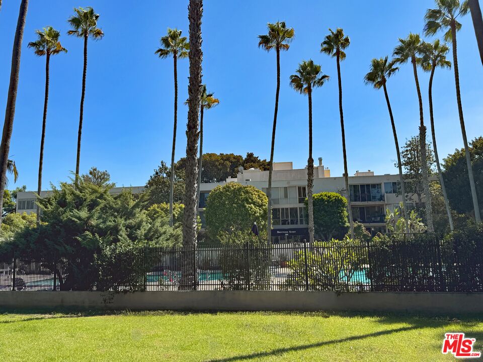 289 S Barrington Ave Unit: A106