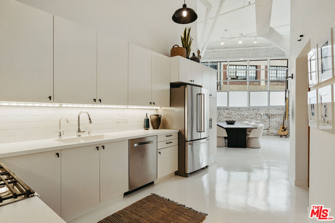 500 Molino St Unit: 101